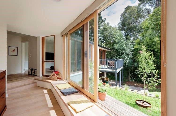 Ánh sáng tự nhiên là yếu tố quan trọng giúp không gian biệt thự cao cấp trở nên thông thoáng và tiết kiệm năng lượng